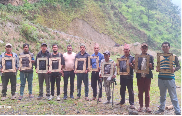 दलित युवालाई बाँसका सामाग्री बनाउने तालिम दिँदै तमानखोला गाउँपालिका